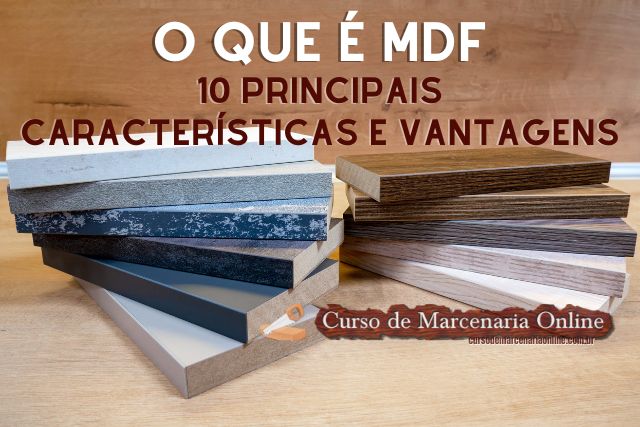 A imagem apresenta uma pilha de amostras de MDF (Medium Density Fiberboard) em diferentes cores e acabamentos. O título da imagem diz "O QUE É MDF" seguido por "10 PRINCIPAIS CARACTERÍSTICAS E VANTAGENS" em letras maiúsculas. As amostras de MDF estão dispostas em camadas, mostrando uma variedade de cores e texturas, desde tons claros até escuros, incluindo acabamentos que imitam madeira e superfícies lisas. No canto inferior direito, há uma marca d'água ou logotipo que diz "Curso de Marcenaria Online". O fundo da imagem é uma superfície de madeira clara, também MDF, criando um contraste com as amostras coloridas.