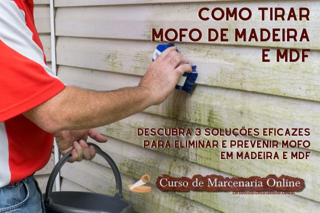 A imagem mostra uma pessoa limpando uma parede de madeira esverdeada por mofo. A pessoa veste uma camisa vermelha com detalhes brancos e segura um balde preto na mão esquerda, enquanto, com a mão direita, utiliza uma esponja azul para esfregar a superfície mofada. A madeira apresenta manchas de mofo bem evidentes, e a ação foca na remoção delas.

No lado direito da imagem, há o texto:

"COMO TIRAR MOFO DE MADEIRA E MDF" em letras grandes e escuras.
Abaixo, lê-se: "Descubra 3 soluções eficazes para eliminar e prevenir mofo em madeira e MDF".
Na parte inferior, há um selo com o texto "Curso de Marcenaria Online".